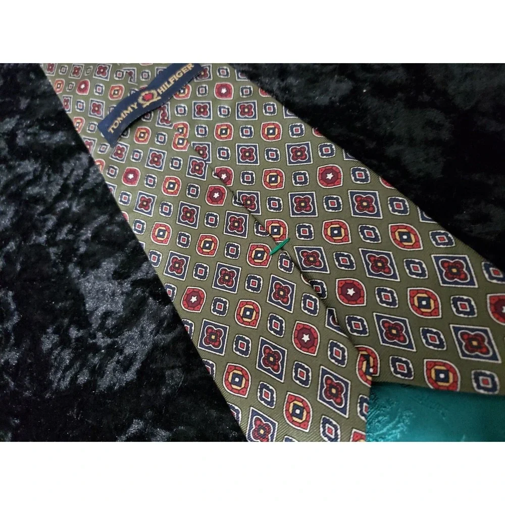 Vintage Tommy Hilfiger Two Tone Designer Mens Neck Tie Green Red Career Wear USA